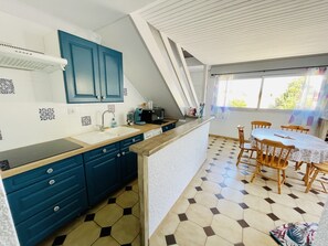 Kühlschrank, Mikrowelle, Herdplatte, Wasserkocher mit Kaffee-/Teezubehör