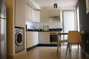 Réfrigérateur, batterie de cuisine, vaisselle et ustensiles