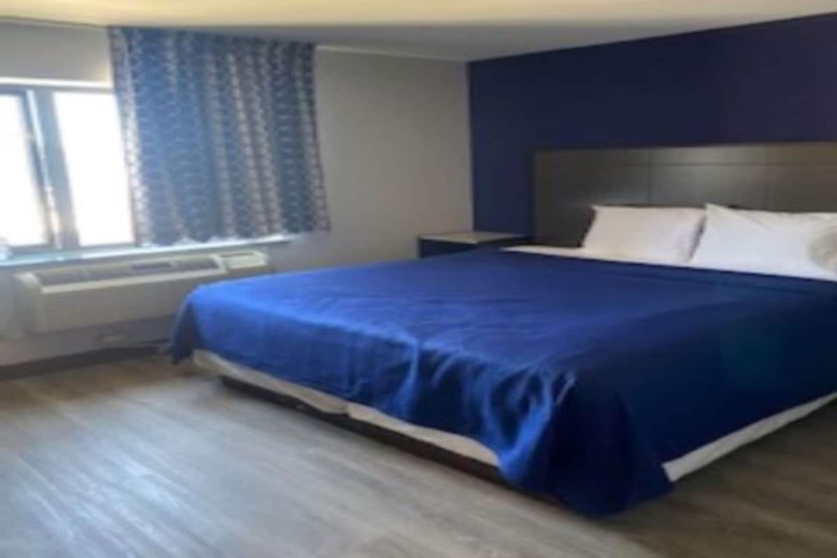 Quarto premium, 1 cama King, acessível | Escrivaninha, Wi-Fi de cortesia