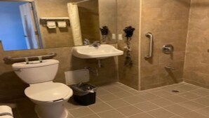 Rom – premium, 1 kingsize-seng, tilgjengelighetstilpasset | Bad | Badekåper for barn og håndklær