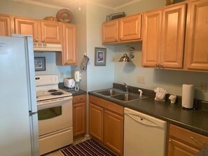 Condo, Multiple Beds (Sugar Ski & Country Club Unit 834) | Private kitchen