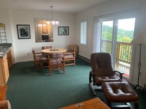 公寓客房, 多張床 (Sugar Ski & Country Club Unit 834) | 客廳 | 電視、壁爐