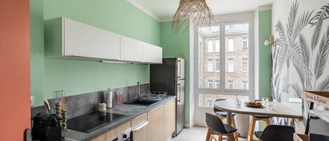 Réfrigérateur, micro-ondes, four, lave-vaisselle