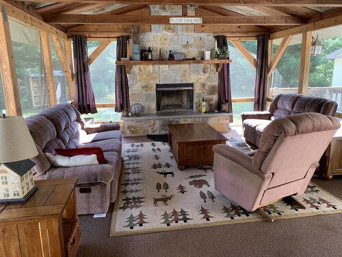 Guest favorite . pet friendly house,fast Wi-Fi,5min to Castle Rock Lake. Relax