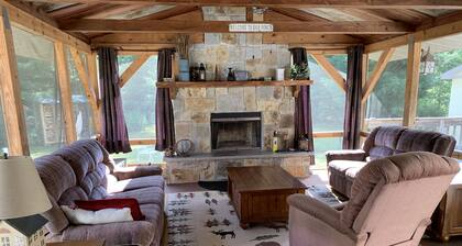 Guest favorite . pet friendly house,fast Wi-Fi,5min to Castle Rock Lake. Relax