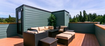 Fairhaven Luxury With Rooftop Deck and Ocean Views