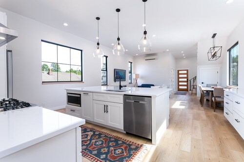 Fairhaven Luxury With Rooftop Deck and Ocean Views