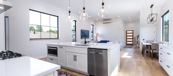 Fairhaven Luxury With Rooftop Deck and Ocean Views