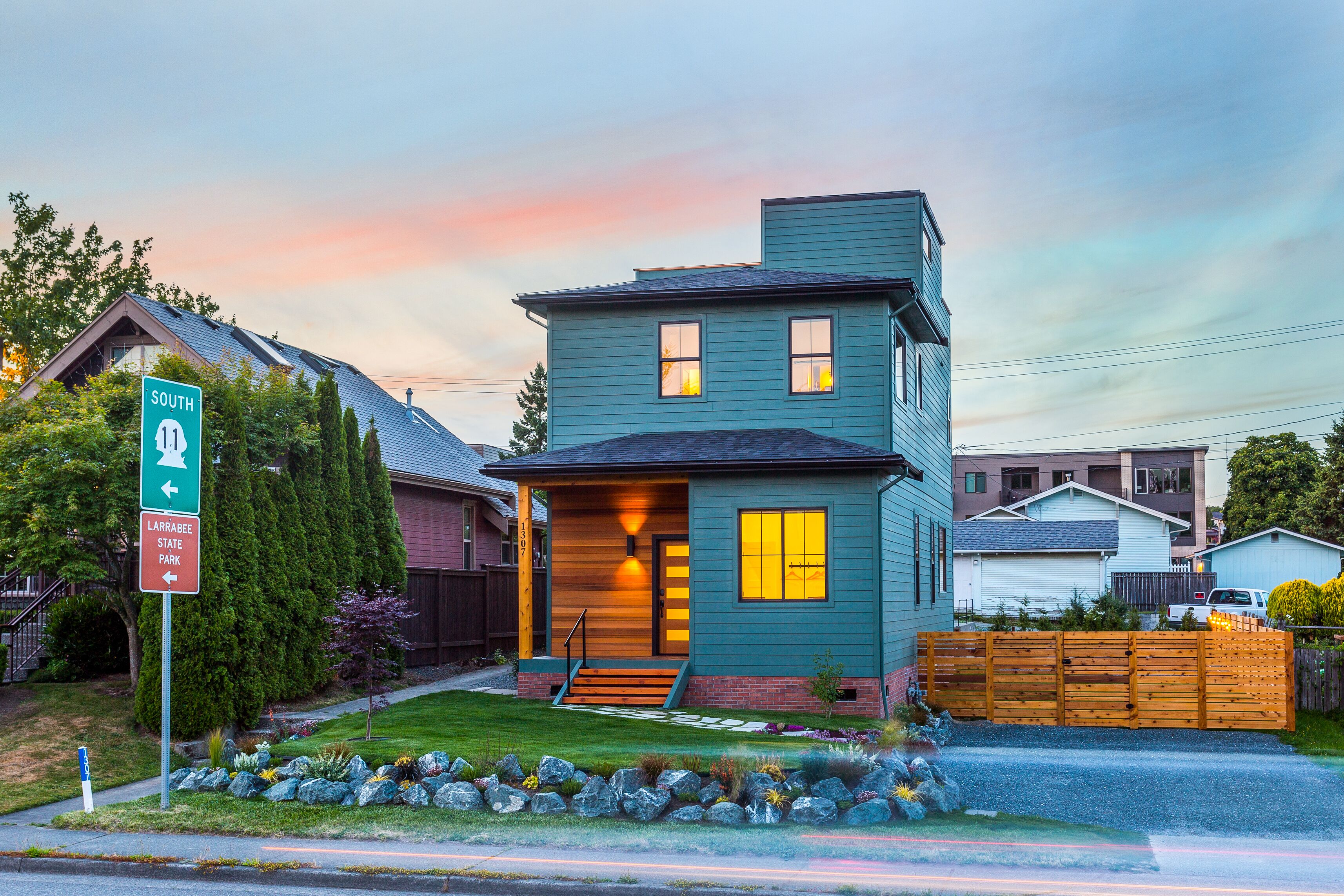 Fairhaven Luxury With Rooftop Deck and Ocean Views