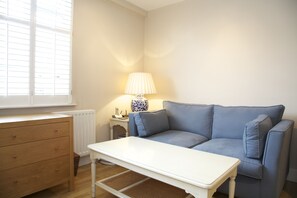 TV - Superior studio apartment in art deco development (London)