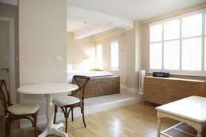 Iron/ironing board, free WiFi, bed sheets - Superior studio apartment in art deco development (London)