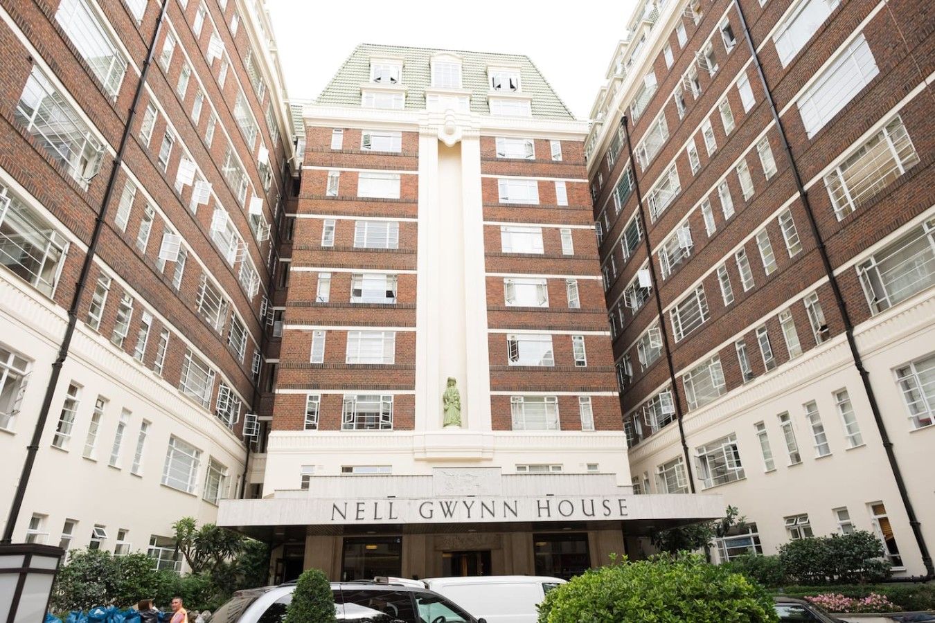 Un edifici de diverses plantes amb una entrada central amb la inscripció 'NELL GWYNN HOUSE'.