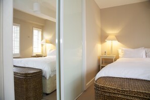 Iron/ironing board, free WiFi, bed sheets - Superior studio apartment in art deco development (London)