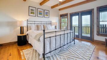 4 bedrooms, desk, iron/ironing board, free WiFi
