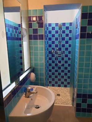 Double or Twin Room | Bathroom | Shower, hair dryer, bidet - Hotel Vannucci Rimini (Rimini)