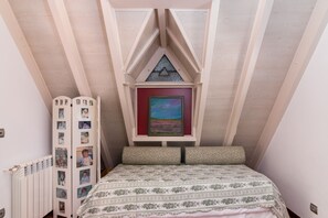 4 bedrooms, iron/ironing board, Internet, bed sheets