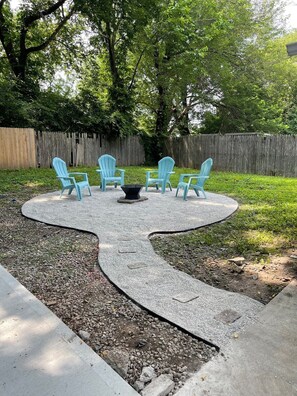 Property grounds - Trendy Home + 39th ST/KU MED + FirePit + LongStays (Kansas City)