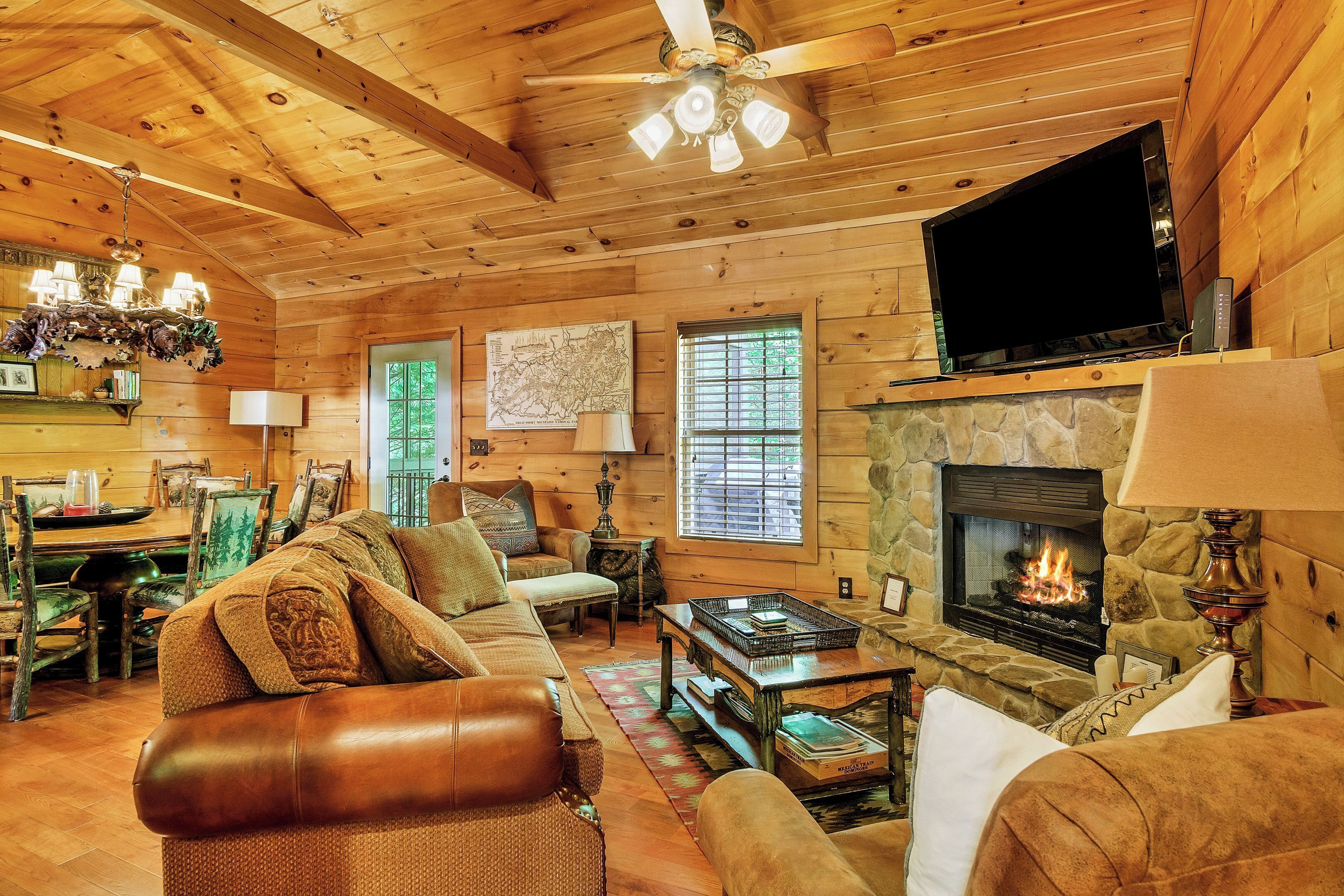Cozy Log Cabin With Rustic Decor & Hot-tub To Enjoy! - Maryville, TN