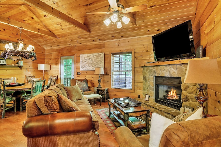Cozy Log Cabin With Rustic Decor & Hot-tub To Enjoy! - Maryville, TN