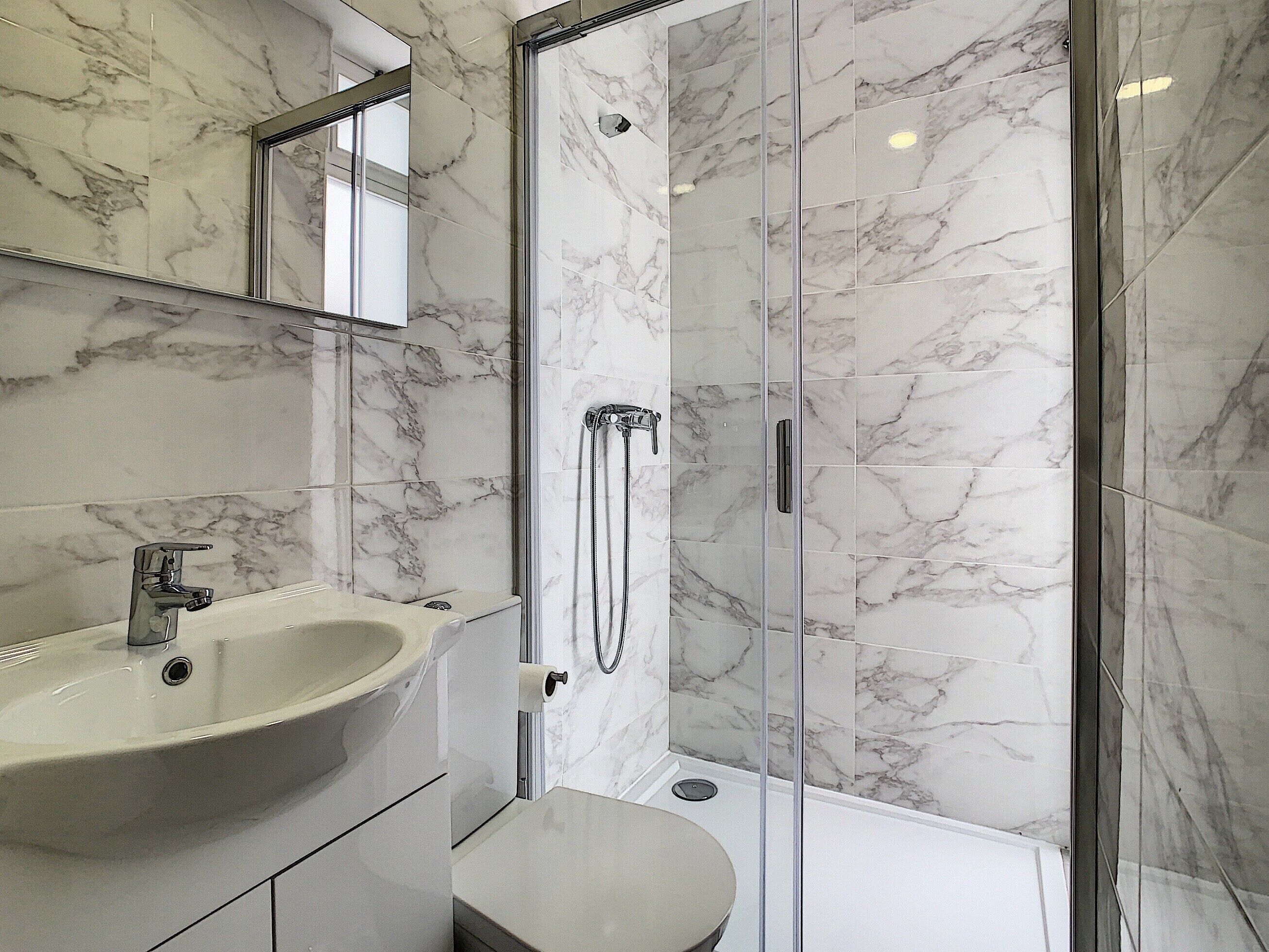 Shower, towels