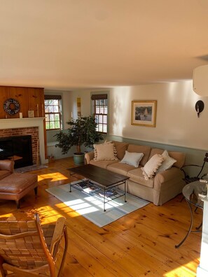 Smart-TV, peis, bøker og stereoanlegg