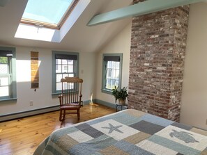 2 soverom, skrivebord, strykejern/-brett og wi-fi (inkludert)