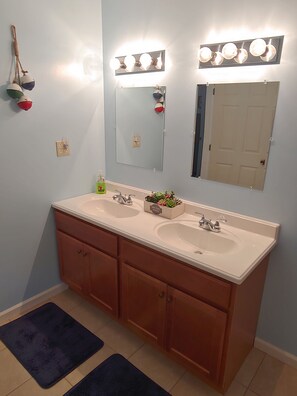 Shower, hair dryer, towels, shampoo
