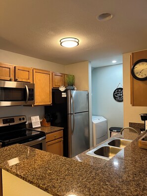 Refrigerador, microondas, horno y parrilla de estufa 