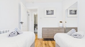 2 bedrooms, iron/ironing board, WiFi