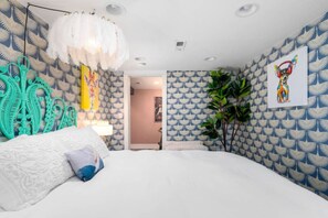 2 habitaciones, escritorio y tabla de planchar con plancha 