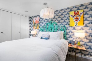 2 slaapkamers, een bureau, een strijkplank/strijkijzer, reisbedje