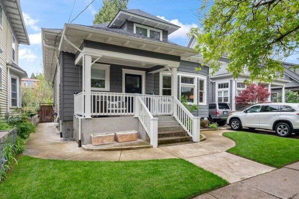Exterior - Artistic Craftsman Style Home Downstairs Apartment (Portland)