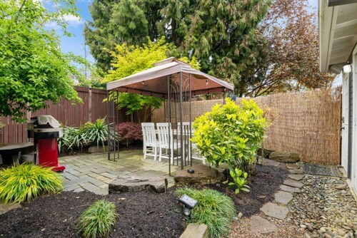 Artistic Craftsman Style Home Downstairs Apartment