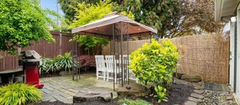 Artistic Craftsman Style Home Downstairs Apartment