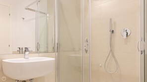 Suihku, hiustenkuivaaja, bidee, pyyhkeet