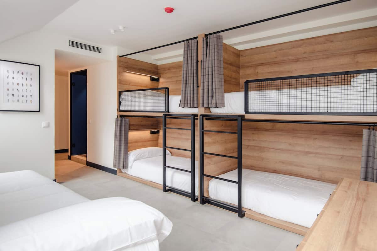 Ropa de cama de alta calidad, cubrecamas y cortinas blackout