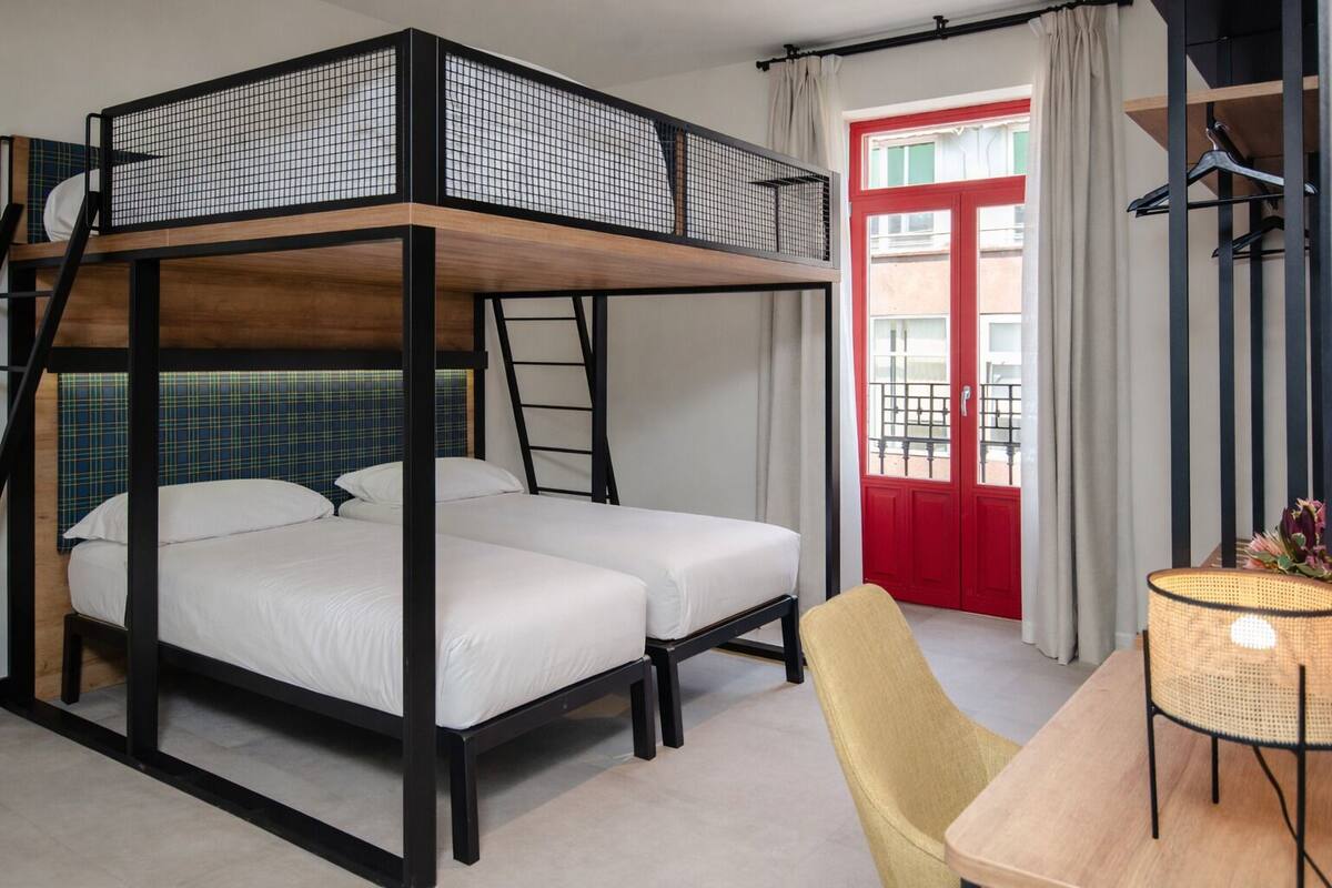Family Room for 4 Twin | Sengetøy av topp kvalitet, dundyner, blendingsgardiner og lydisolert