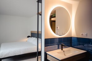 Standard Triple Room | Bathroom | Shower, hair dryer, soap, shampoo