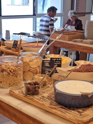 อาหารเช้าแบบบุฟเฟ่ต์ทุกวัน (EUR 9 ต่อคน)