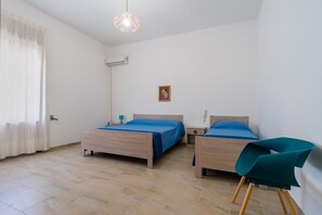 5 bedrooms, iron/ironing board, bed sheets