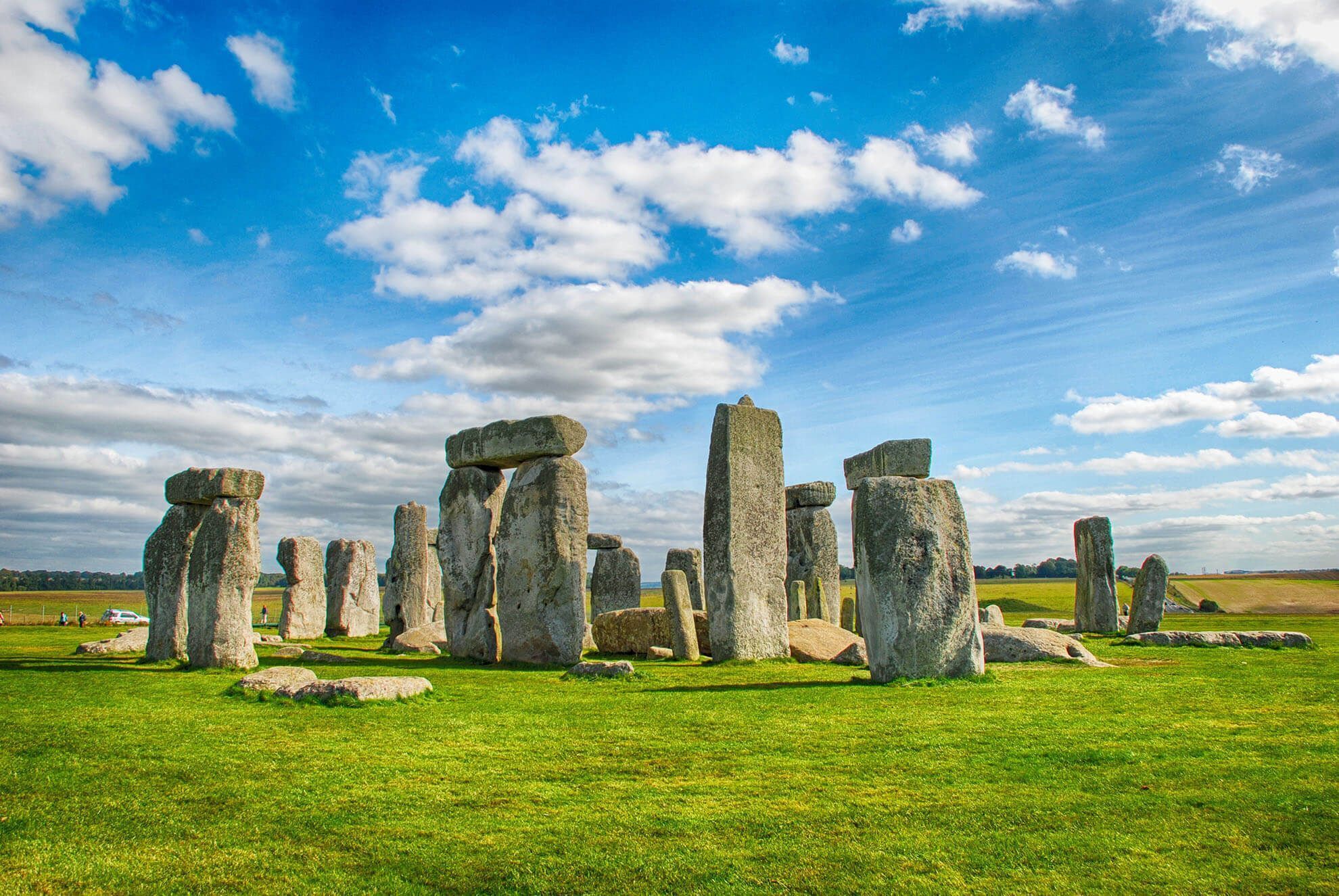 Stonehenge in un campo erboso sotto un cielo sereno.