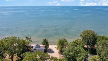 In Strandnähe, Liegestühle, Strandtücher