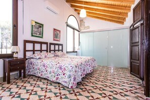 1 habitación, tabla de planchar con plancha, wifi gratis y ropa de cama 