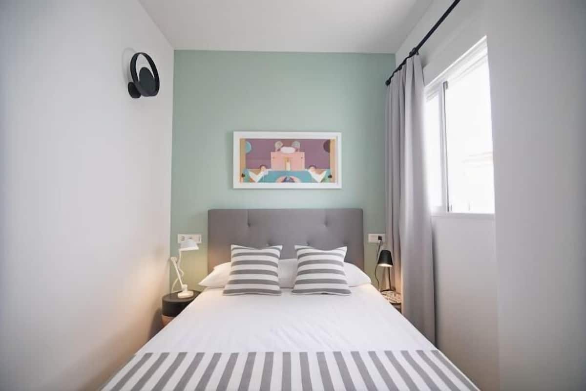 客房内保险箱、办公桌、笔记本电脑工作区、免费 WiFi