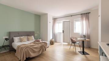 Caja de seguridad en la habitación y escritorio