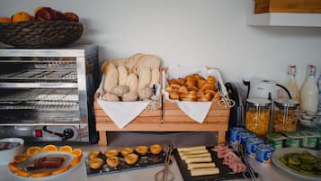Daily continental breakfast (EUR 12.5 per person)