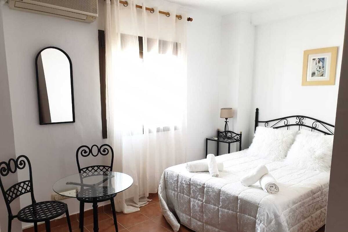 Laptop workspace, iron/ironing board, free WiFi