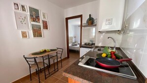 Junior Studio | Laptop workspace, iron/ironing board, free WiFi - Marbella Village (Marbella)