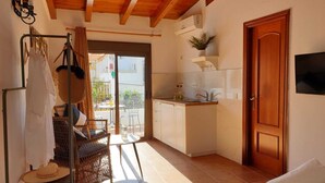 Superior Studio | Laptop workspace, iron/ironing board, free WiFi - Marbella Village (Marbella)