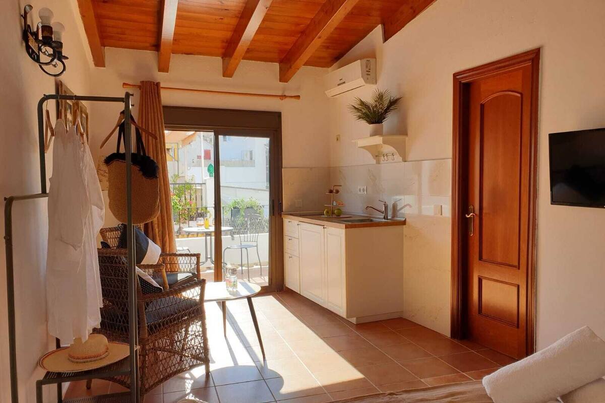 Superior Studio | 1 bedroom, laptop workspace, iron/ironing board, free WiFi